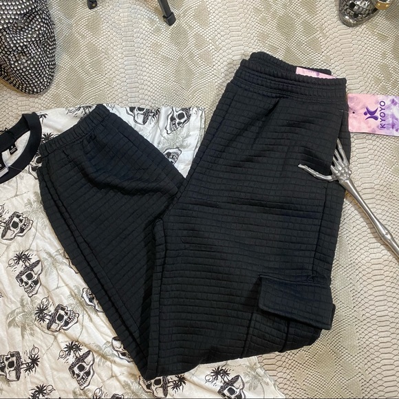 Black quilted high waisted cargo style joggers - Picture 1 of 16